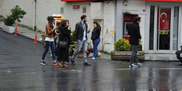 Hastaneden yeni taburcu olan eski sevgilisi Nejat İşler'le evleneceği dedikodularını yalanlayan Berrak Tüzünataç, dün Bebek'te erkek arkadaşıyla görüntülenince panik oldu...