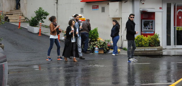 Birlikte yürüyen grup, gazetecileri görünce panik oldu.