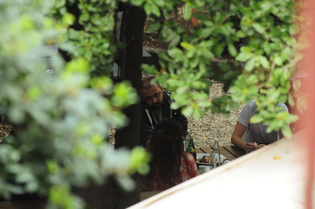 Berrak Tüzünataç bu söylentilere Twitter'dan yanıt vererek, Nejat İşler ile evleneceklerine dair çıkan dedikoduları yalanlamıştı.