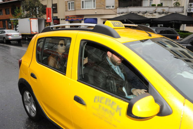 Tüzünataç sorulara cevap vermeden arkadaşlarıyla beraber bir taksiyle Bebek'ten ayrıldı.