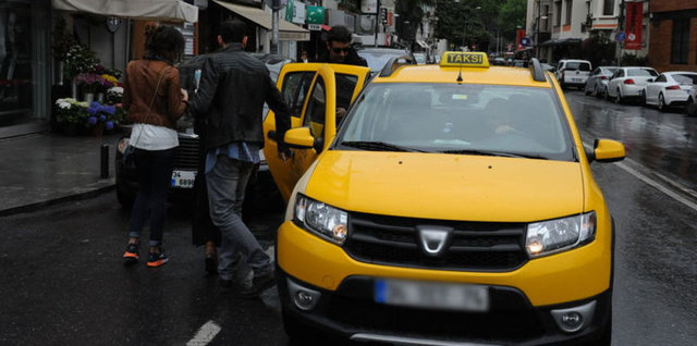 Berrak Tüzünataç, dün sabah bir grup arkadaşıyla Bebek'teydi.