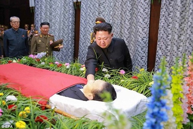 Gittiği her yerde gözyaşları içinde karşılanan Kim Jong Un bu defa kendisi ağladı. Yang Gon'ın tabutunun başına gelen Kuzey Kore lideri gözyaşlarını tutamadı.