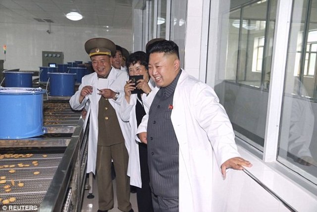 Beyaz bir önlük giyen Kim, görevlilere bazı talimatlar verdi. Daha sonra fabrikaya giren Kuzey Kore lideri, gıdaların yapım aşamasını denetledi.