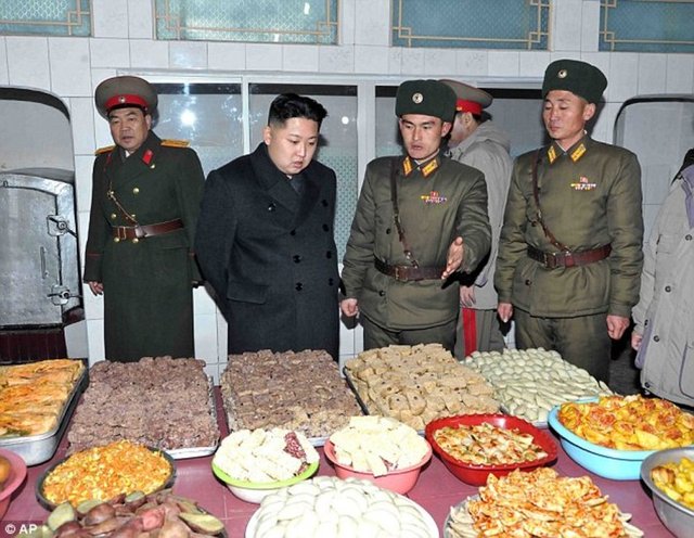 LİDERLERİ İÇİN YARIŞTILAR! - Kuzey Kore'nin başkenti Pyongyang'da, 6-8 Nisan tarihlerinde aşçılık festivali kapsamında yerli ve yabancı bir çok aşçı, ülkenin lideri Kim Jong-Un için mutfaktaki hünerlerini sergiledi.