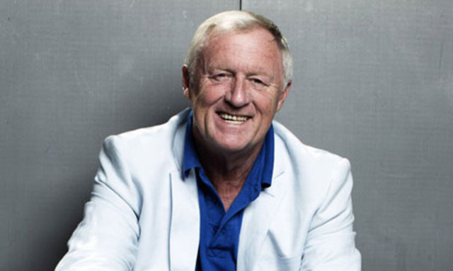 Uçaktaki 2 yolcu ve hostesler yardıma koştu. O dakikadan sonrasını hatırlamayan Tarrant hemen hastaneye kaldırıldı ve ameliyata alındı.