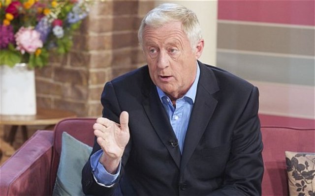 12 saatlik uçuşun birinci saatinde sol kolunu ve sol bacağını kıpırdatamıyordu. Uydu telefonuyla birkaç kez "İyi değilim" demek için Londra'daki kız arkadaşını aramaya çalıştı ancak ulaşamadı.