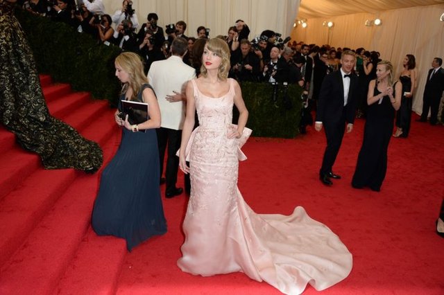 TAYLOR SWIFT