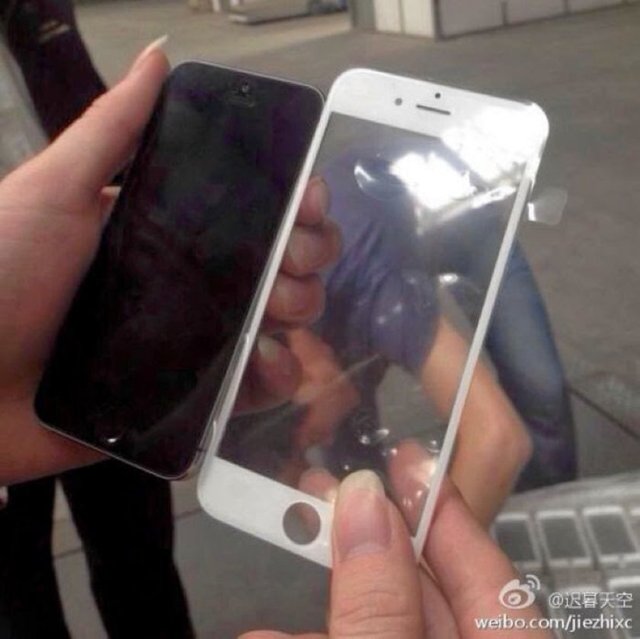İŞTE O FOTOĞRAFLAR! - Çin sosyal paylaşım sitesi Weibo'da ortaya çıkan fotoğrafta iPhone 6'nın iskeleti olduğu iddia edilen bir nesne iPhone 5 ile yanyana tutuluyor.