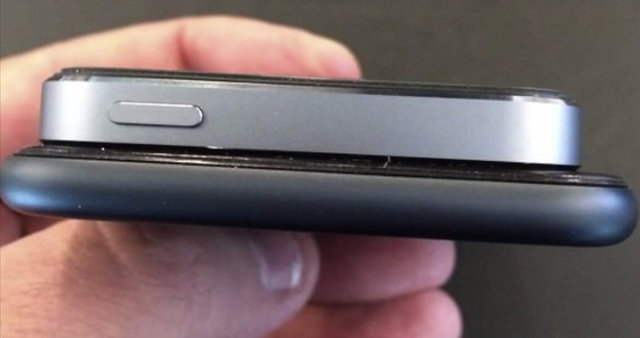 iPhone 6 ile ilgili bir görüntü de İtalyan Macity.net isimli blogdan geldi. Görüntüde iPhone 6 maketi ile iPhone 5S yan yana tutuluyor.