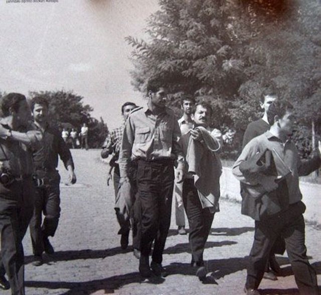 İlk kez 31 Ağustos 1966'da Ankara'dan İstanbul'a yürüyen Çorum Belediyesi temizlik işçilerinin Taksim Anıtı'na çelenk koymaları sırasında işçileri destekleyen ve Türk-İş yöneticilerini protesto eden gösteri sırasında gözaltına alındı. -