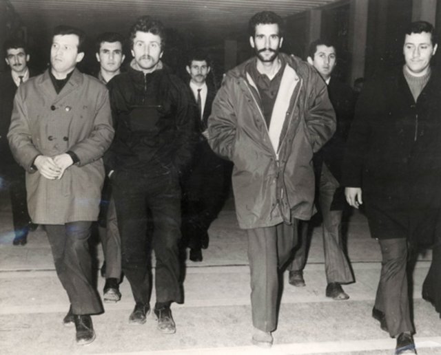 Bir ihbar sonucu polislerin gelmesi üzerine çıkan çatışmada 2 arkadaş birbirlerini kaybetti. Aslan o esnada, Gezmiş ise 16 Mart 1971'de Gemerek'te yakalanıp Kayseri'ye götürüldü.  -