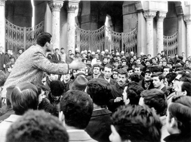 Deniz Gezmiş, 12 Haziran 1968'de İstanbul Üniversitesi'nin işgal edilmesinde önderlik etti. -