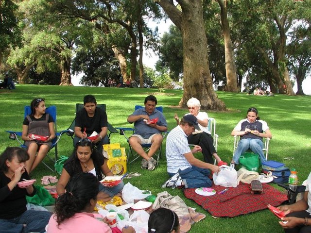 Vücutta bir çıkıntı hissedildiğinde büyüteçle bakılabileceğini, dermatoloji uzmanına veya acil hekimine   başvurulabileceğini belirterek ne kadar uzun kalırsa o kadar çok enfeksiyon bulaştığını belirtiyor.