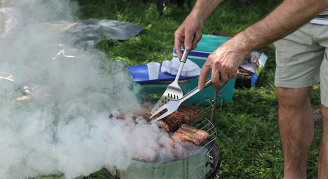 Özellikle en çok girme yolları olan boyun yakalarına, kollara, kol uçlarına, bacaklara, ayaklara, pantolon paçalarına. İş bununla da bitmiyor...