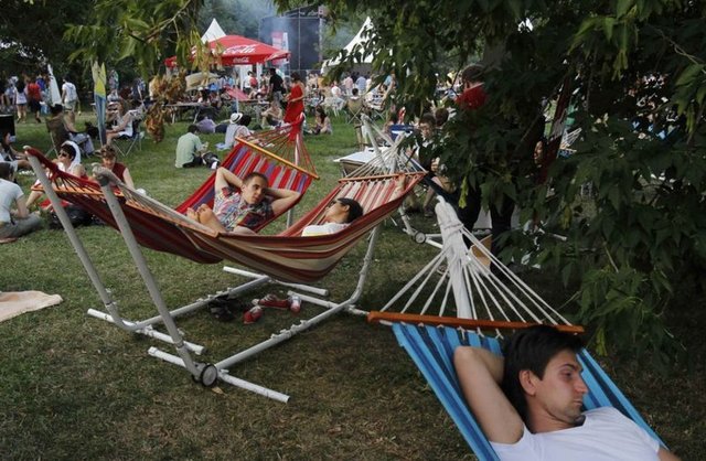 Bu yüzden kişinin kendi alacağı tedbirlerle korunması çok önemli" diyor. Mümkün olduğunca kenelerin bulunduğu alanlardan uzak durmak, hayvan barınakları, yeşillik alanlar...
