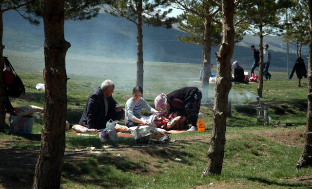 Enfeksiyon Hastalıkları Uzmanı Prof. Dr. Ayşe Sesin Kocagöz, "Keneler en çok boyundan, kollardan ve bacaklardan giriyor. Daha çok kıyafetlerimize yapışıp yerleştiği için vücudumuzun gizli kıvrımlarına girdiği hissedilmeyebiliyor bu nedenle" diyor.