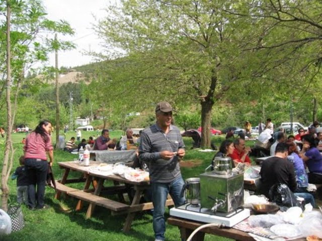 Çalılıklara dikkat! - Keneler genellikle çalılıklarda ve çok yapraklı yerlerde gezinir.  Bu alanlarda kapalı giyinmeli. Hatta pantolonun paçasını çorabın içine sokmalı! Kollar kapalı olmalı. Kene kovucu kremler veya kıyafete sıkılan sprey kullanılmalı.