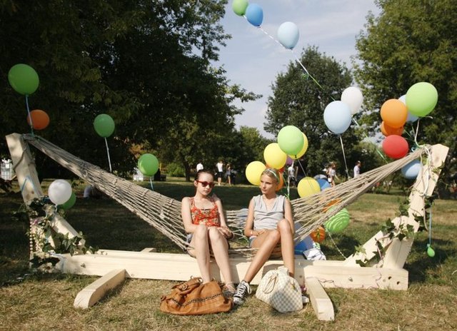 Ancak tedbiri elden bırakmamak, özellikle kenelerin yaşamayı sevdiği çalılık alanlardan, bol yapraklı yerlerden kaçınmak gerekiyor. Kişi, alacağı tedbirlerle kenelerden korunabilir.