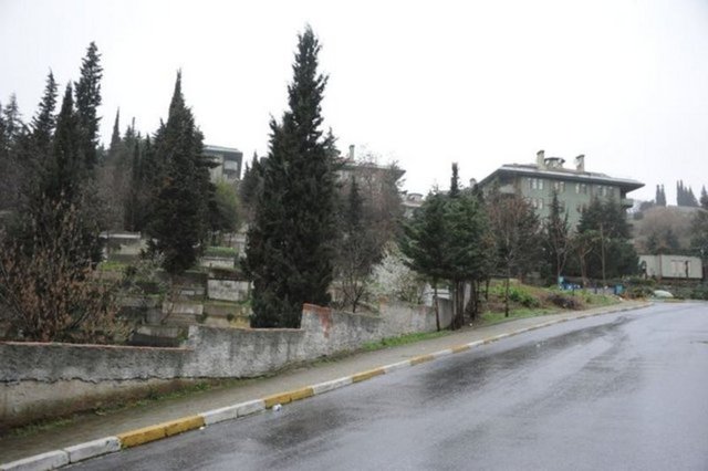 Yeşilçay ayrıldığı yönetmen sevgilisi Tolga Karaçelik'in de oturduğu Bebek'te 9 bin lira kira ödediği Boğaz manzaralı apartman dairesinden Ortaköy sırtlarında lüks bir siteye taşındı.