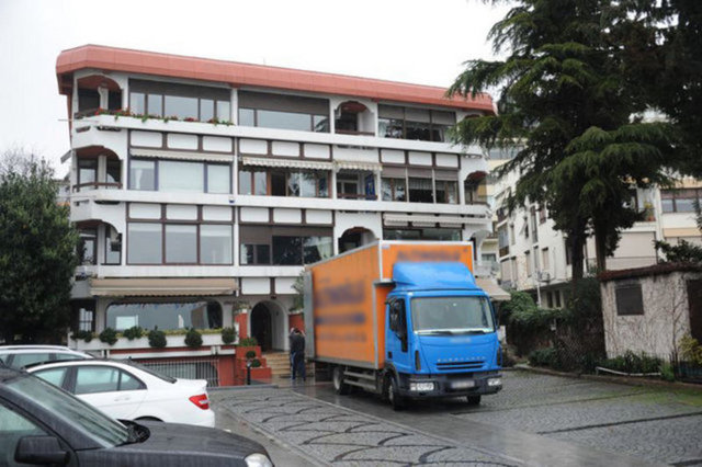 Boğaz değil mezar manzaralı!Uğur SOYSAL/HT MAGAZİN!  - Nurgül Yeşilçay eski sevgilisi Tolga Karaçelik'in de oturduğu 9 bin lira kira ödediği Bebek'teki Boğaz manzaralı evinden taşındı!