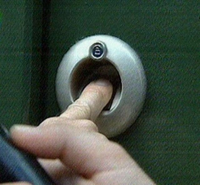 Hatırlanacağı gibi ünlü şarkıcı Demet Akalın'ın yatak odasına parmak iziyle girildiği haberlerinin yayınlanmasından sonra çok konuşulmuştu bu sistem.