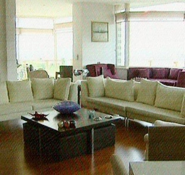 Ünlü şarkıcının 4 katlı evinde bir de asansör bulunuyor. Eve gelen yaşlılar için oldukça kullanışlı bir fikir olduğunu söylüyor Ferhat Göçer...