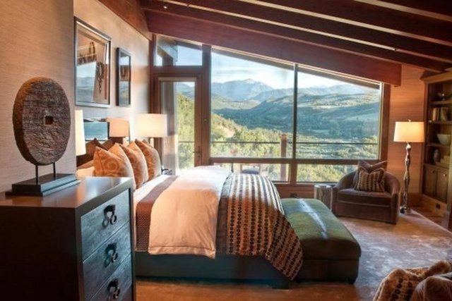 Aspen manzarası -  - ABD'nin ünlü kayak merkezi Aspen yakınlarında yer alan bir malikanenin yatak odası eşsiz Rocky Dağları manzarasına sahip. Four Peaks Ranch bölgesinde yer alan evin değeriyse 65 milyon dolar.