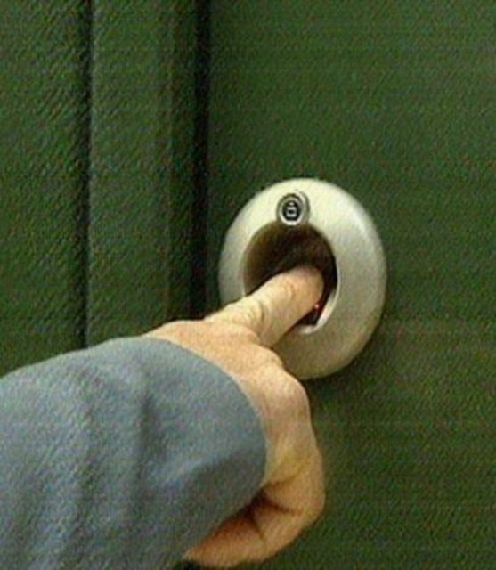 Ünlü şarkıcının Boğaz manzaralı evine parmak iziyle giriliyor.