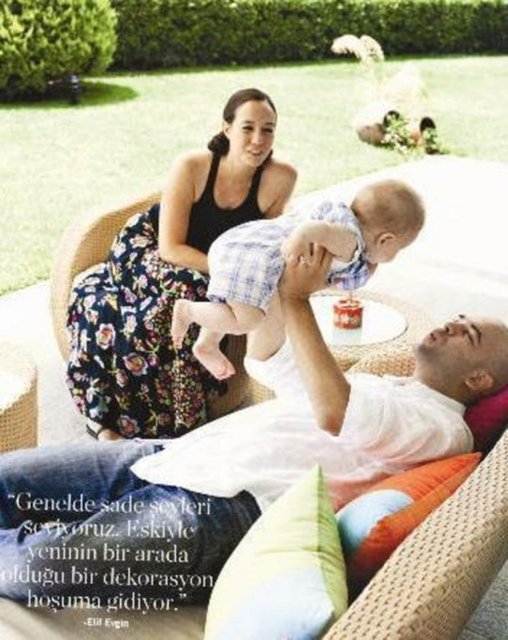 Ünlü sanatçı Erol Evgin'in oğlu Murat eşi Elif ve oğlu Erem ile birlikte bu evde yaşıyor.