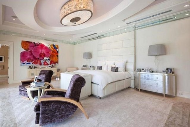 Miami'de uyanmak -  - Miami's Biscayne Gölü'nde 17,5 milyon dolar değerindeki bir evde yer alan bu yatak odasında yatak örtüsü 80 bin dolar değerinde ve özel bir deriden üretildi. Yatak odasındaki eşyaların toplam değeri 1 milyon doların üzerinde.