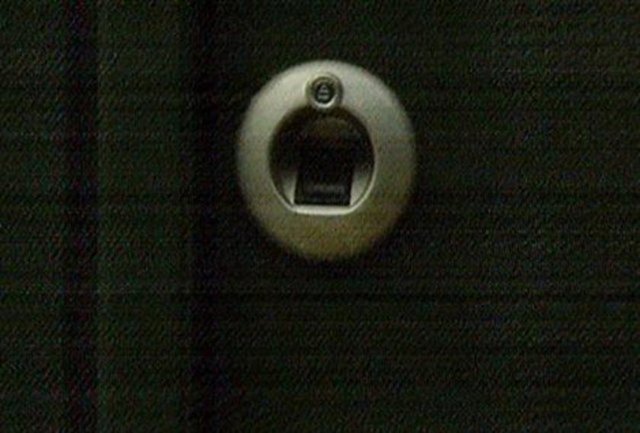 EVİNE PARMAK İZİYLE GİRİYOR Ünlü şarkıcı Ferhat Göçer, sevgilisi Ömür Gedik ile birlikte kaldıkları ve yeni taşındıkları evinin kapılarını ilk kez açtı... -