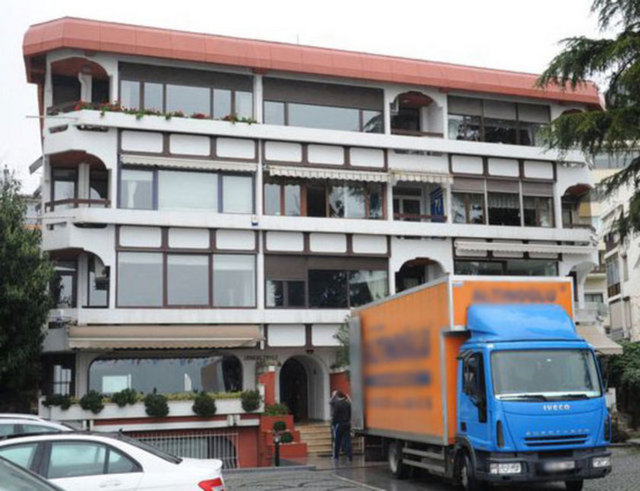 ALTI KİŞİLİK EKİP TAŞIDI - Nurgül Yeşilçay'ın yeni dubleks dairasinin Ortaköy Mezarlığı manzaralı olması dikkat çekti. 6 kişilik nakliye ekibi Yeşilçay'ın ve oğlu Osman Nejat'ın eşyalarını yeni evlerine taşıdı.