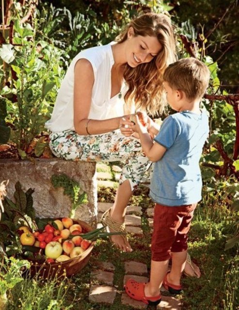 2044 metrekare büyüklüğündeki bir alana kurulmuş malikânede çocuklar için oyun parkı, yüzme havuzu ve küçük bir meyve bahçesi bulunuyor.