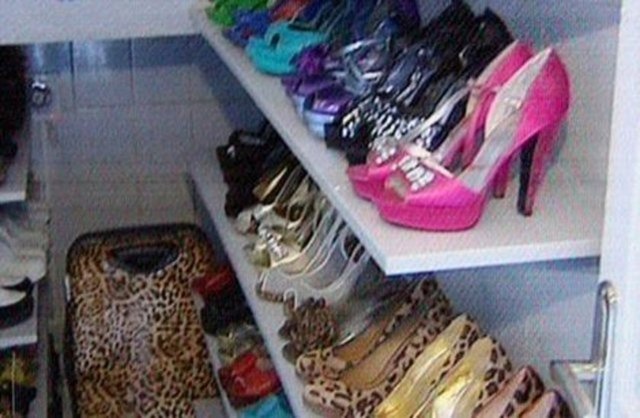 Öyle ki evde ayakkabılarını koyacak yer bulamayan şarkıcı merdiven altını ayakkabılık olarak değerlendirdiğini açıkladı.