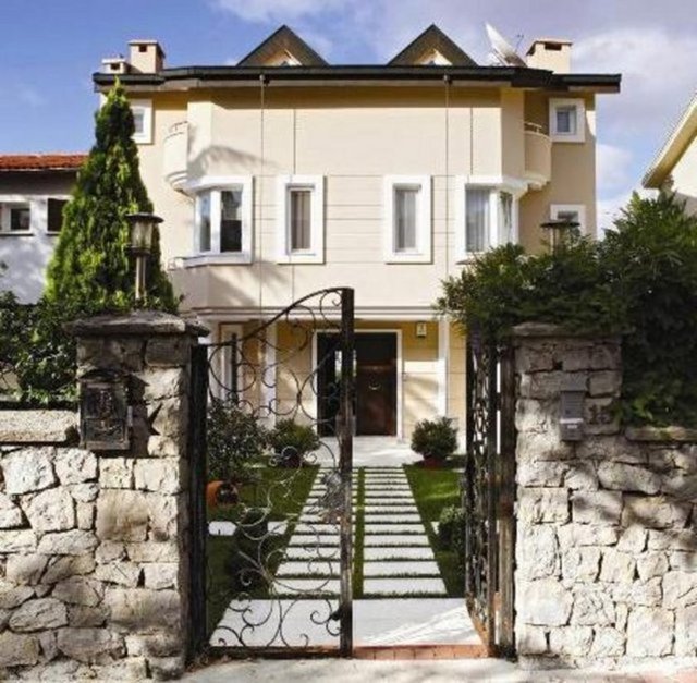 ÜNLÜLER BU EVLERDE YAŞIYOR İşte Türkiye'de gösteri dünyasının ünlüleri ve beğenilerini yansıtan rüya gibi evleri.