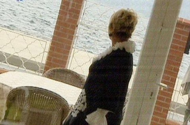 Ünlü şarkıcı yeni evinin manzarasından oldukça memnun olduğunu ancak evin kendisine küçük geldiğini söyledi.