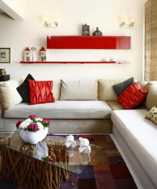 Genç oyuncu Dolunay Soysert ve eşi Sinan Tuzcu Ulus'taki bu evde yaşıyor. Evin dekorasyonunu mimar Murat Güllü'ye yaptırmış çift.