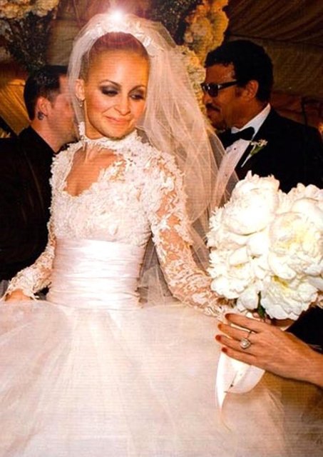 Nichole Richie'nin Marchesa dantel detaylı gelinliği için, yapılan ortak yorum "büyüleyici" olduğu idi.