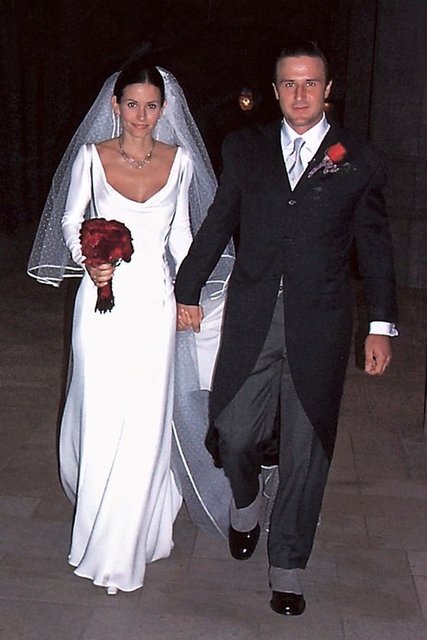 Friends dizisinin komik kızı Corteney Cox, Valentino tasarımı ipek crepe gelinliği, sade saç ve yüz makyajı ile çok güzel bir gelindi.