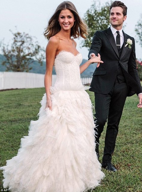 Monique Lhuillier straplez gelinlik tercihi ile göz kamaştırmıştı Martha Patterso. Ve bu tercihi de, en iyi gelinlikler listesine girmesini sağladı.