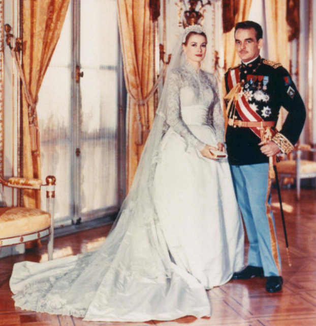 Yüzyılın düğünü, dünyanın en güzel kadınlarından biri ve onun MGM için Helen Rose tarafından tasarlanmış olan muhteşem gelinliği. Grace Kelly'nin tercihi "en ünlü gelinlik" ünvanını  hala koruyor.