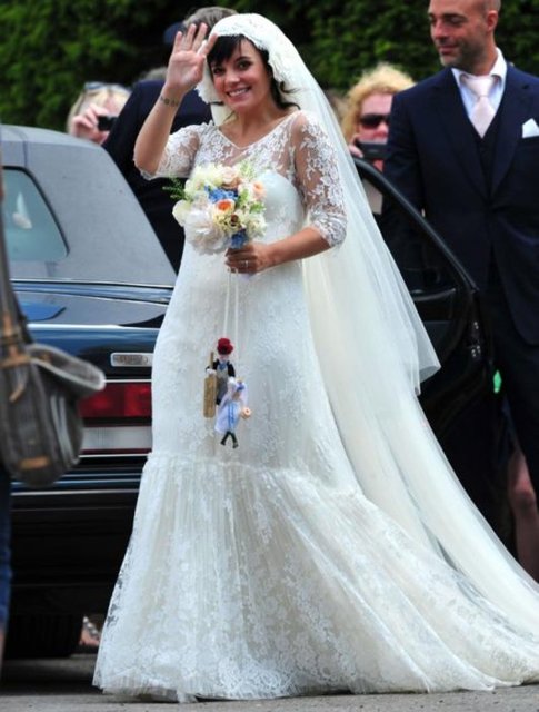 Karl Lagerfeld vintage dantel gelinliği ve gelin çiçeği ile her zamankinden daha sevimliydi Lily Allen düğün gününde.