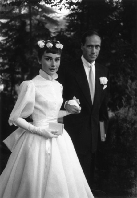 Audrey Hepburn, Balmain tasarımı gelinliği ve saçında kullanmayı tercih ettiği taç ile her zaman olduğu gibi asaletin tanımını yapmıştı.