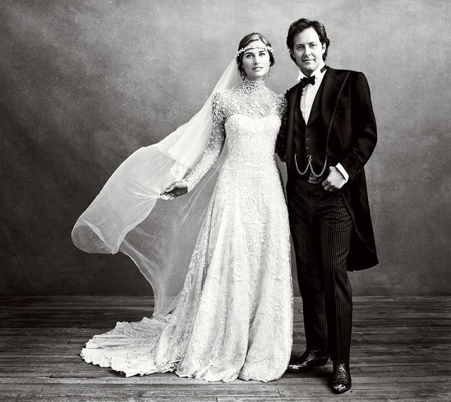 En iyi gelinliklerden biri de, benim de favorilerim arasında yer alan, Lauren Bush'un tercihi, derin sırt dekolteli, Ralph Lauren tasarımı.