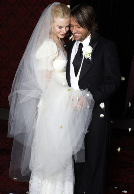 Nicolas Ghesquiere tasarımı Balenciaga imzalı fildişi ipek saten gelinliğini, Fred Leighton antika elmas ve inci küpeler ile tamamlayan Nicole Kidman harika bir gelin olmuştu