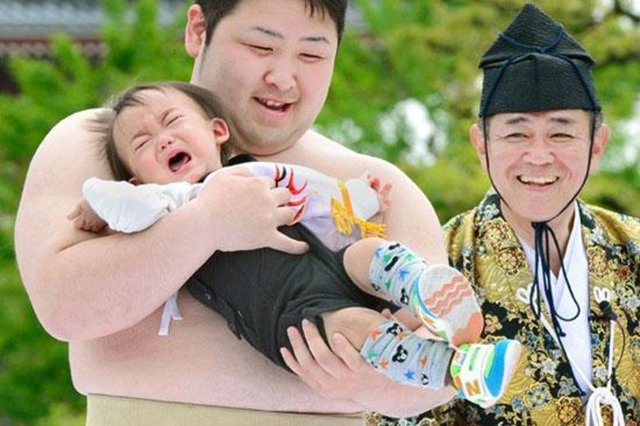 Japonya'da bebeklerin yüksek sesle ağlamasının kötü ruhları uzaklaştırıp sağlıklı bir yaşam sağladığına inanılıyor.