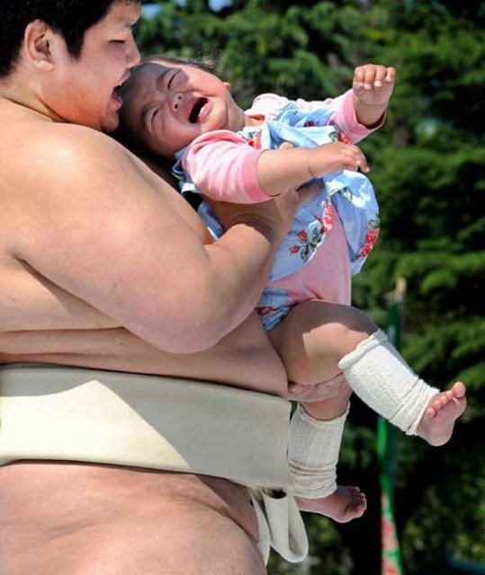 Mücadelenin galibi ise ilk ağlayan bebek oluyor.