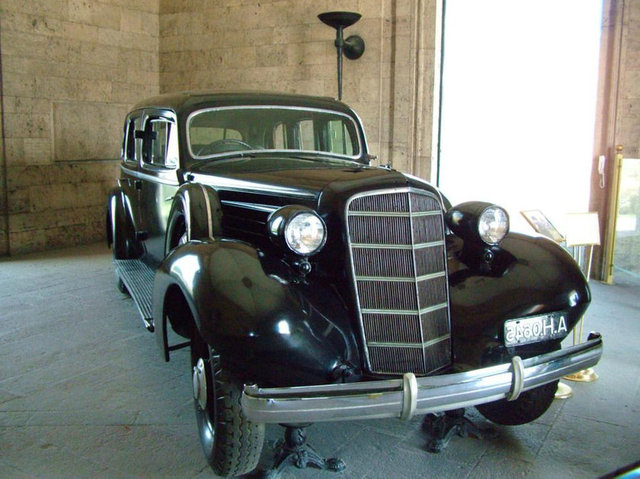 Kocaman bir ızgarası ve mavi bir V12 amblemi var. Arabaya binip inmek için açılan bir basamağı mevcut. 3 ileri manuel vitesli, Stromberg karbüratörlü, 6.8 litrelik, 150 HP gücünde 12 silindirli bu otomobilden sadece 45 tane üretilmiş.