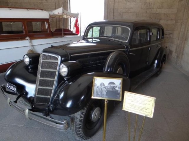 Türkiye İş Bankası'nın Atatürk'e armağan ettiği  1936 model Cadillac Anıtkabir, 23 Nisan Kulesi'nde sergileniyor. 12 silindirli bu muhteşem Cadillac 80 serisinin motoru 6.8 litrelik ve 150 HP güç üretiyor.