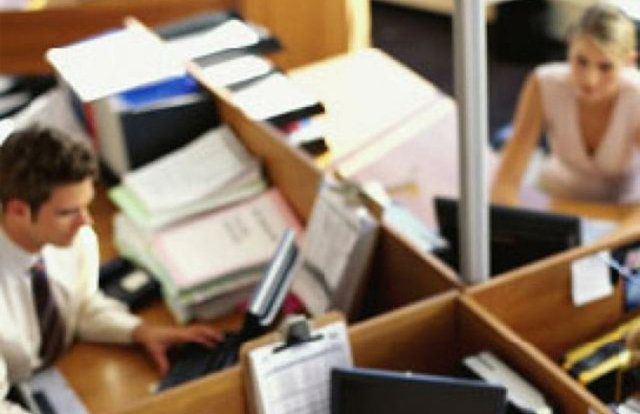 Kamuda çalışan bir milyona yakın taşeron işçiye, iş güvencesi geliyor. Kamuda part-time (yarı zamanlı) çalışmanın önü açılıyor.  - Bakanlar Kurulu gündemindeki paket, istihdam bürolarının işlevini artırıyor. -